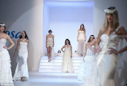 حبيبة ماريو بالوتيلي تعرض فستان زفاف أثناء حملها. هل يتزوجها؟